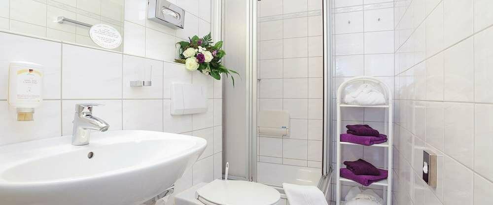 Bad in einem Zimmer des Vitalhotels