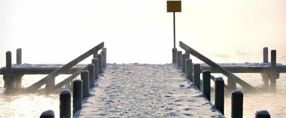 Badesteg im Winter