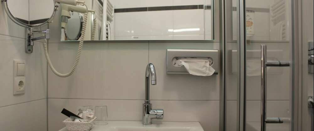 Badezimmer mit Dusche