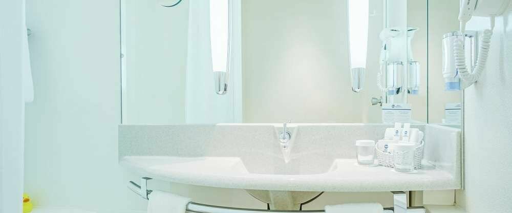 mit Wanne/Dusche, Accessoires und Föhn.