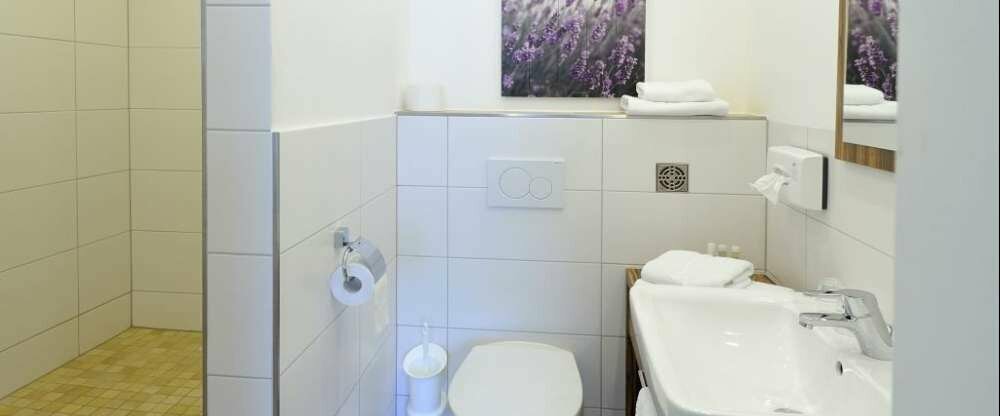 Modernes Bad im Komfortzimmer