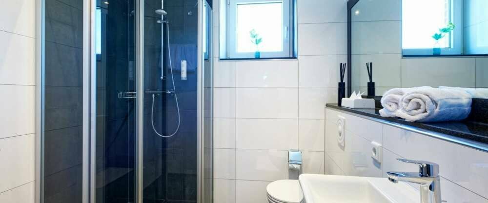 Badezimmer mit ebenerdiger Dusche