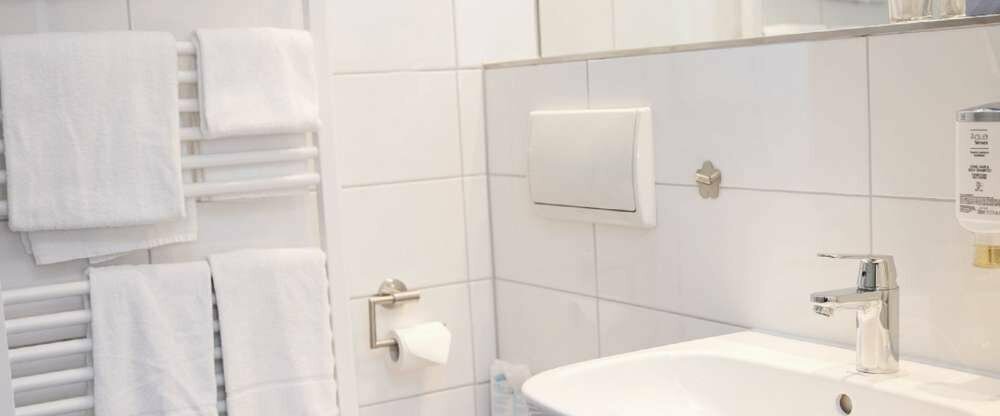 Waschbecken und Handtuchheizung