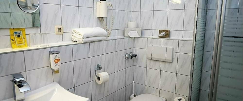 Ein Blick in das Badezimmer der Komfort-Doppelzimmer!