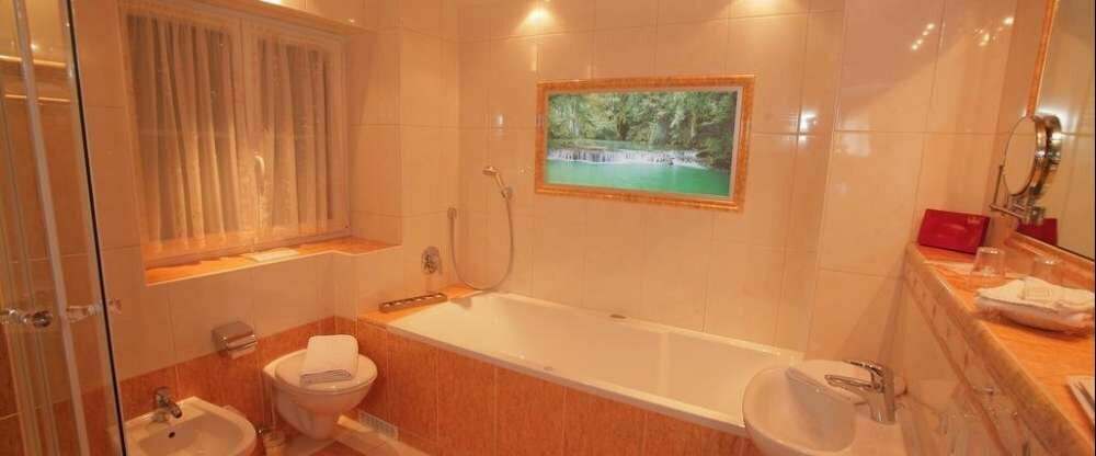 Badezimmer-Deluxe-Romantikzimmer