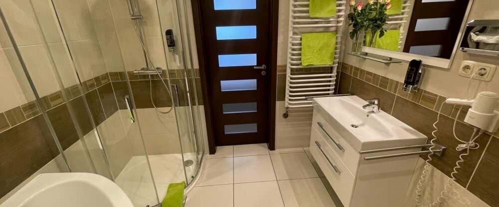 Badezimmer Junior Suite Premium mit Whirpool und TV