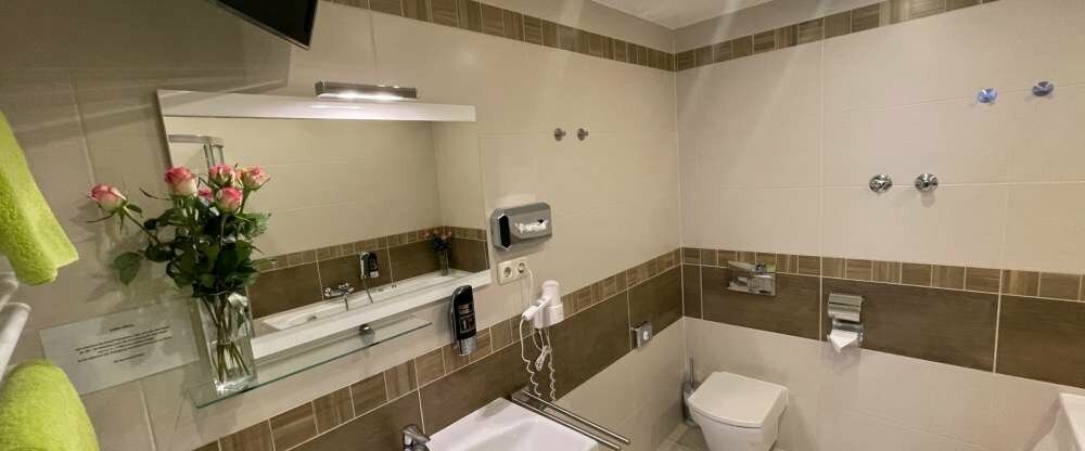 Badezimmer Junior Suite Premium mit Whirpool und TV