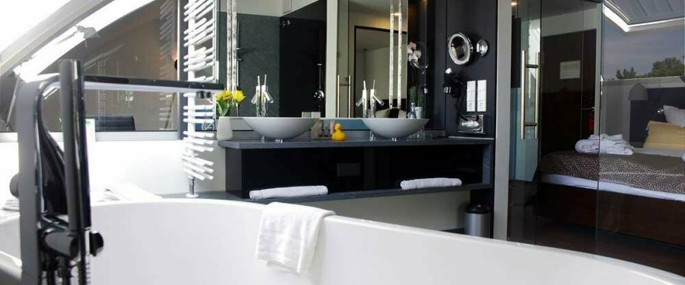 Badezimmer mit freistehender Badewanne