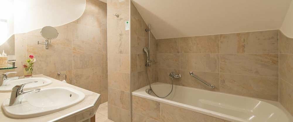 Badezimmer mit Badewanne