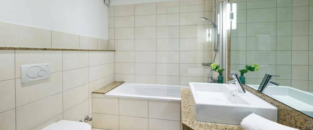 Badezimmer mit Badewanne. Nur einmal verfügbar auf diese Art.