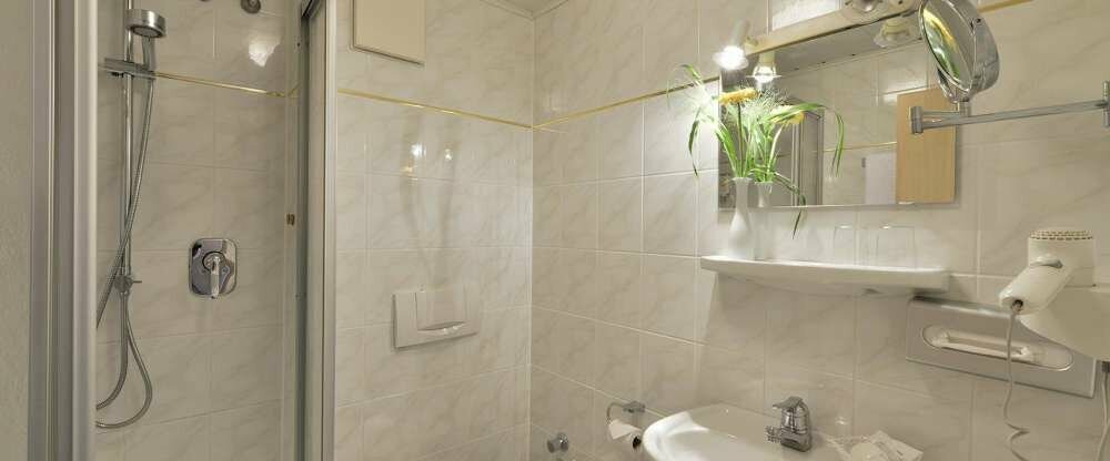 Badezimmer mit Dusche