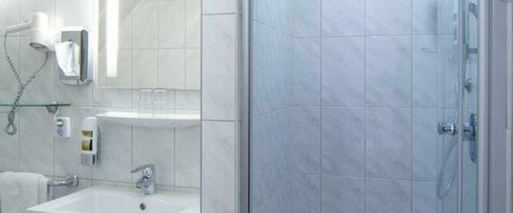 Badezimmer mit Dusche