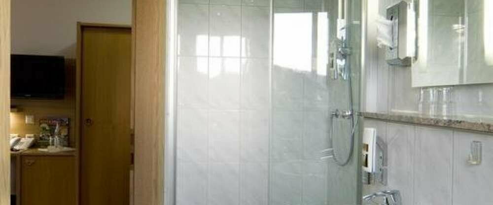 Badezimmer mit Dusche