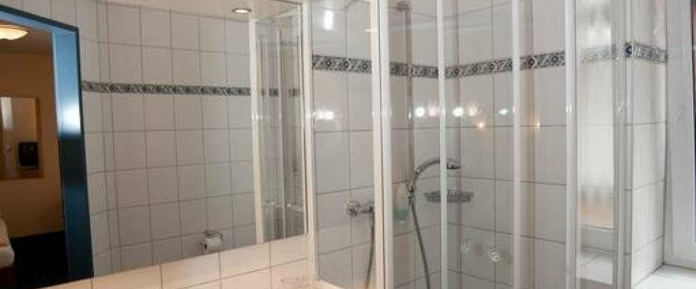 Badezimmer mit Dusche