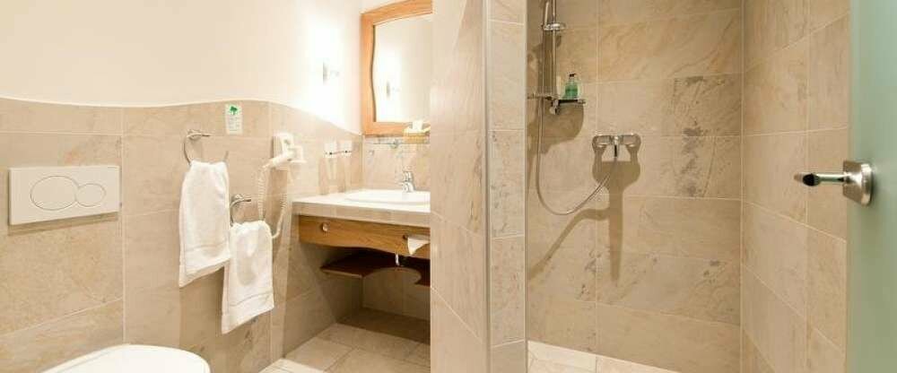 Badezimmer mit Dusche