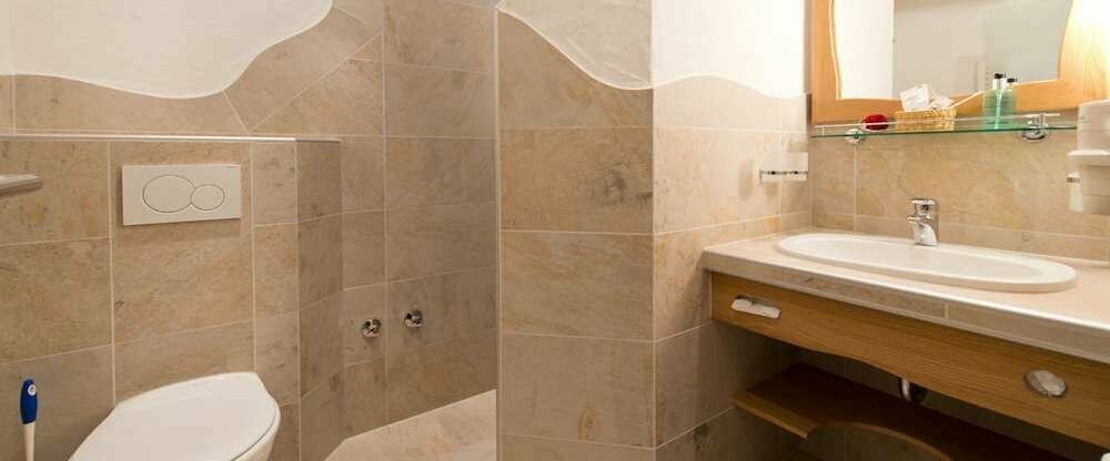 Badezimmer mit Dusche