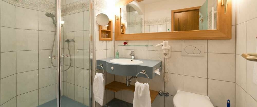 Badezimmer mit Dusche