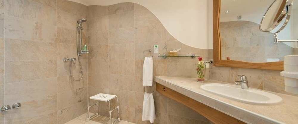 Badezimmer mit Dusche