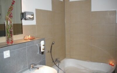 Badezimmer mit Eckbadewanne