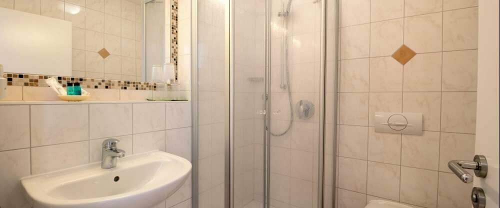 Das Bild zeigt ein Badezimmer eines Doppelzimmers im Hotel.