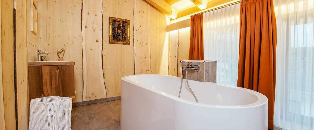 Verschiedene Bäder, wie das Zirbenschaumbad mit positiver Wirkung auf Gesundheit und Schlaf