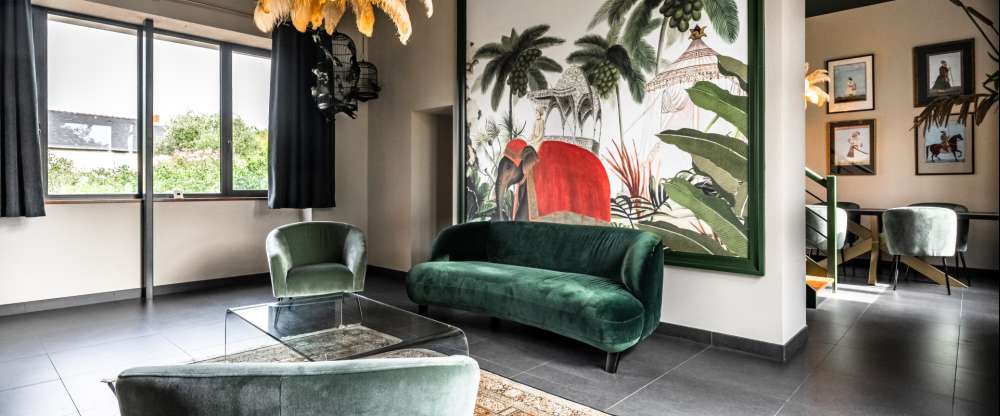 Entdecken Sie die farbenprächtige Pracht Jaipurs, wo leuchtende Muster und kostbare Textilien eine Atmosphäre von Luxus und Kultur schaffen. Eine unvergessliche Reise in Indiens rosafarbene Stadt.