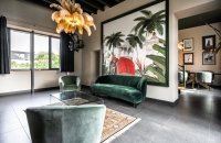 Entdecken Sie die farbenprächtige Pracht Jaipurs, wo leuchtende Muster und kostbare Textilien eine Atmosphäre von Luxus und Kultur schaffen. Eine unvergessliche Reise in Indiens rosafarbene Stadt.