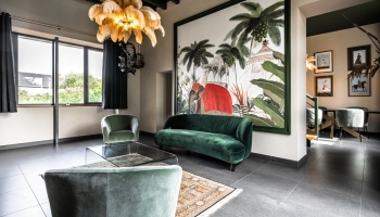 Entdecken Sie die farbenprächtige Pracht Jaipurs, wo leuchtende Muster und kostbare Textilien eine Atmosphäre von Luxus und Kultur schaffen. Eine unvergessliche Reise in Indiens rosafarbene Stadt.