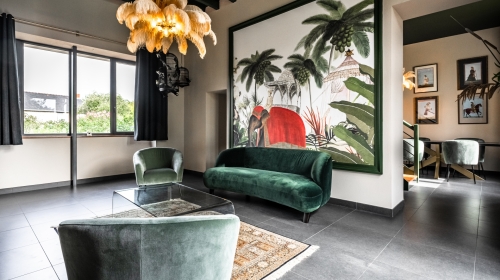 Entdecken Sie die farbenprächtige Pracht Jaipurs, wo leuchtende Muster und kostbare Textilien eine Atmosphäre von Luxus und Kultur schaffen. Eine unvergessliche Reise in Indiens rosafarbene Stadt.