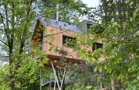 Willkommen in den Baumwipfelhäusern des Jugendstilhotels Trifels – besonderen Ferienhäusern auf Stelzen am Waldrand von Annweiler am Trifels. Nur etwa 300 Meter vom Hotel entfernt verbinden sie Natur, Ruhe und Komfort auf ganz eigene Weise. Die Baumwip