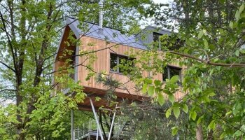 Willkommen in den Baumwipfelhäusern des Jugendstilhotels Trifels – besonderen Ferienhäusern auf Stelzen am Waldrand von Annweiler am Trifels. Nur etwa 300 Meter vom Hotel entfernt verbinden sie Natur, Ruhe und Komfort auf ganz eigene Weise. Die Baumwip