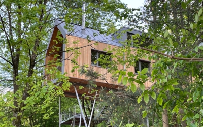 Willkommen in den Baumwipfelhäusern des Jugendstilhotels Trifels – besonderen Ferienhäusern auf Stelzen am Waldrand von Annweiler am Trifels. Nur etwa 300 Meter vom Hotel entfernt verbinden sie Natur, Ruhe und Komfort auf ganz eigene Weise. Die Baumwip