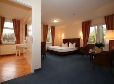 Be­hinderten­ge­rechtes Zimmer