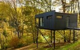 Willkommen in den Bergchalets des Jugendstilhotels Trifels – modernen Naturhäusern auf Stelzen am Waldrand von Annweiler am Trifels.