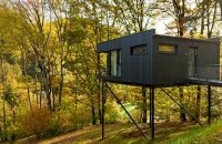 Willkommen in den Bergchalets des Jugendstilhotels Trifels – modernen Naturhäusern auf Stelzen am Waldrand von Annweiler am Trifels. Die Chalets liegen ruhig oberhalb des Hotels und verbinden klare Architektur mit gemütlicher Atmosphäre und viel Natur dir