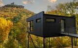 Willkommen in den Bergchalets des Jugendstilhotels Trifels – modernen Naturhäusern auf Stelzen am Waldrand von Annweiler am Trifels.