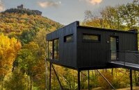 Willkommen in den Bergchalets des Jugendstilhotels Trifels – modernen Naturhäusern auf Stelzen am Waldrand von Annweiler am Trifels. Die Chalets liegen ruhig oberhalb des Hotels und verbinden klare Architektur mit gemütlicher Atmosphäre und viel Natur dir