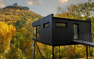 Willkommen in den Bergchalets des Jugendstilhotels Trifels – modernen Naturhäusern auf Stelzen am Waldrand von Annweiler am Trifels. Die Chalets liegen ruhig oberhalb des Hotels und verbinden klare Architektur mit gemütlicher Atmosphäre und viel Natur dir