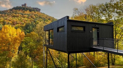 Willkommen in den Bergchalets des Jugendstilhotels Trifels – modernen Naturhäusern auf Stelzen am Waldrand von Annweiler am Trifels.