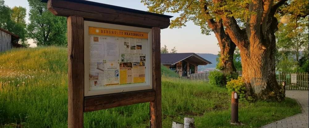 Außenbereich der Berghütte Kraterblick