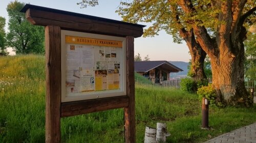 Außenbereich der Berghütte Kraterblick