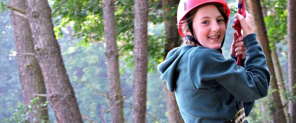 Beweisen Sie MUT im Klettergarten 