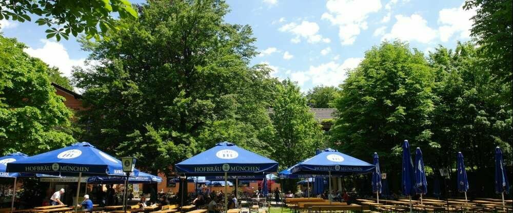 Biergarten mit Kastanienbestand und ca. 1000 Plätzen mit einer bedienten Terrasse, bedienten Gartenteil und Selbstbedienungsteil sowie Spielwiese und Hüpfburg