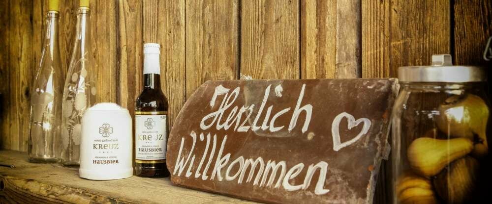 Die überdachte Scheune im Biergarten. 