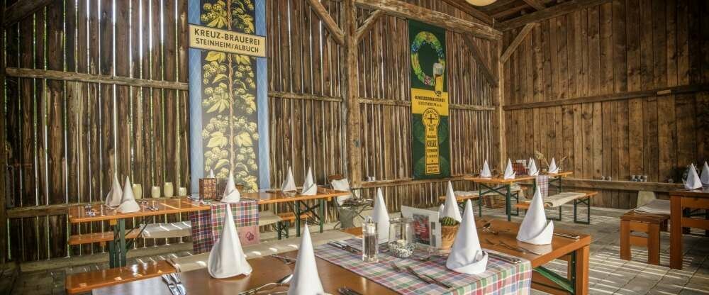 Die überdachte Scheune im neuen Biergarten. 