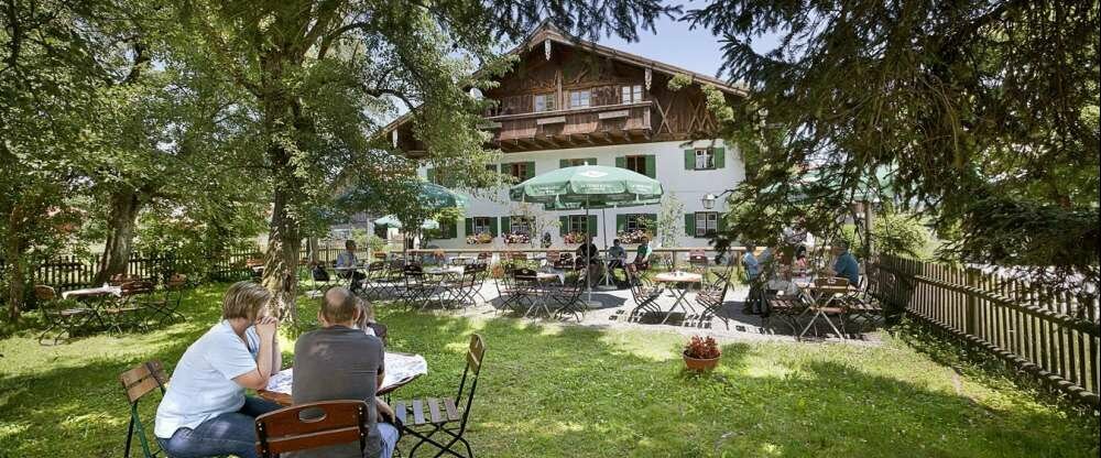 Blick vom Biergarten auf das Hotel