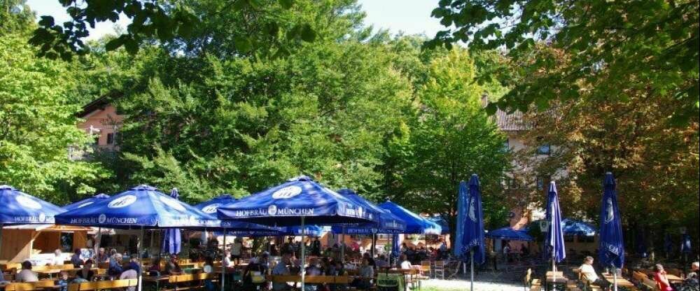 Unserer Biergarten mit Kastanienbestand und ca. 1000 Plätzen mit einer bedienten Terrasse, bedienten Gartenteil und Selbstbedienungsteil sowie Spielwiese und Hüpfburg. Hier finden des öfteren große Events statt!
