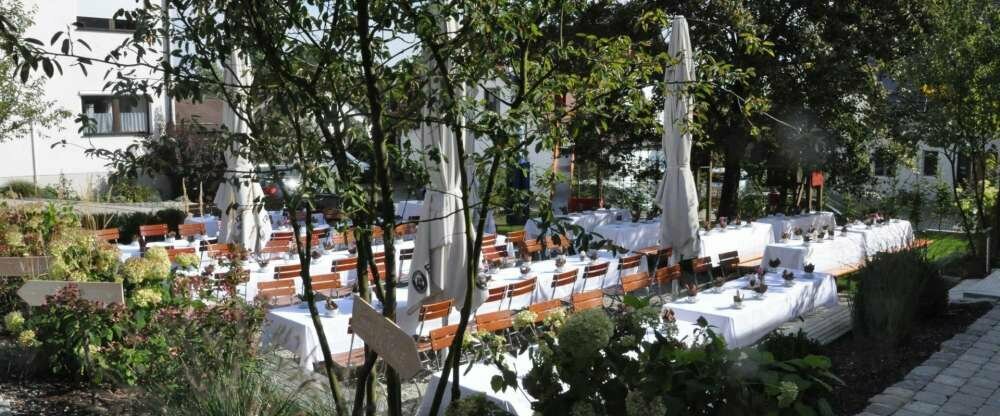 Unser Biergarten fein eingedeckt für eine Gesellschaft.