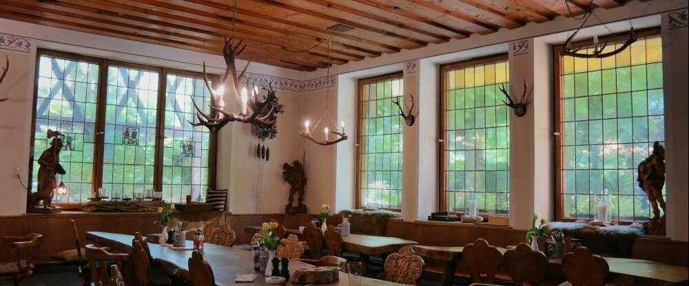 Unsere rustikale Bierstube ist gleichzeitig unsere die Stube für alle Fußballereignisse mit einem großen Flatscreen und Sky und zu den Fußballspielen mit eigener "Stadionkarte"