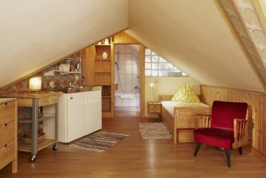 "Bionest II" - Familienzimmer im Lehmbaudach, Quelle: Biolandhaus Arche